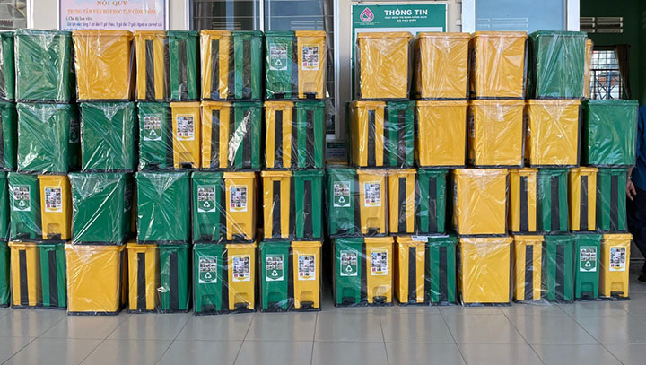 Cung cấp 1.805 thùng phân loại rác cho huyện Hồng Ngự, Đồng Tháp