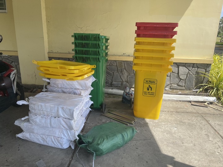 Cung cấp 467 thùng ủ rác hữu cơ và thùng rác công cộng huyện Mỏ Cày Bắc