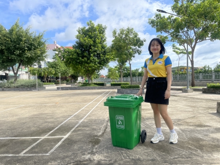 Tại sao thùng rác nhựa công cộng thường có màu xanh?