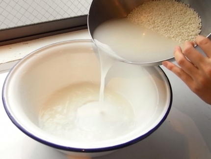 Cách ủ rác nhà bếp với nước vo gạo để tăng vi sinh và khử mùi